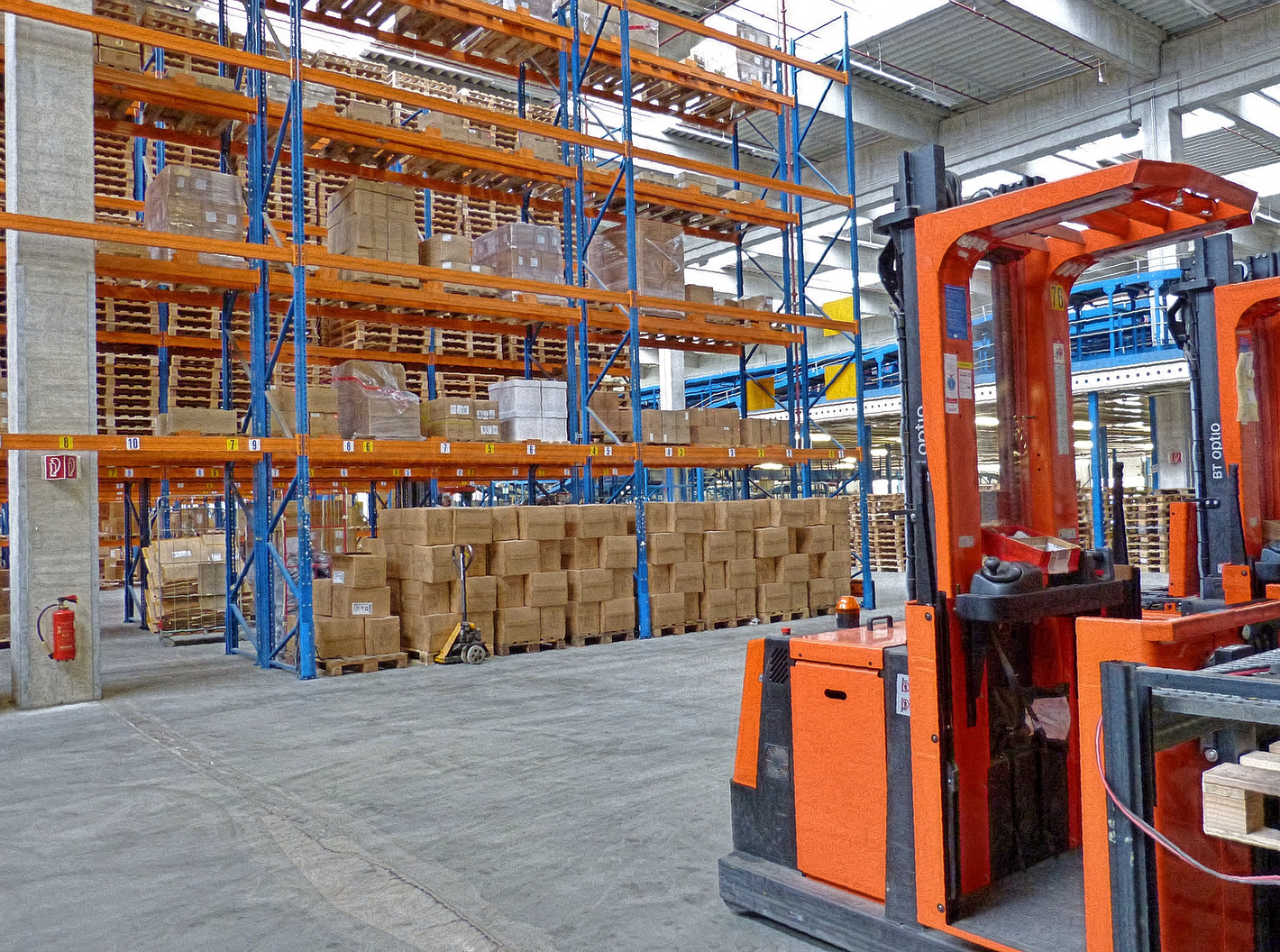 Depozit cu materii prime ambalate